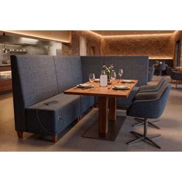 Polsterbank "Sanremo" mit Holzfüssen als Eckbank in einem Restaurant, Gastronomie