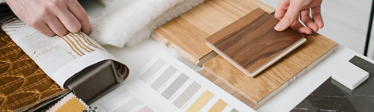 Vergleich realer Stoff- und Holzmaterialien bei der Möbelplanung