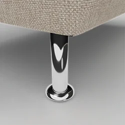 Detailansicht eines verchromten Metallfußes